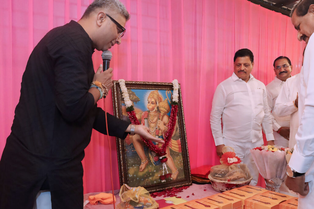 Devotees singing Hanuman Chalisa during the spiritual gathering